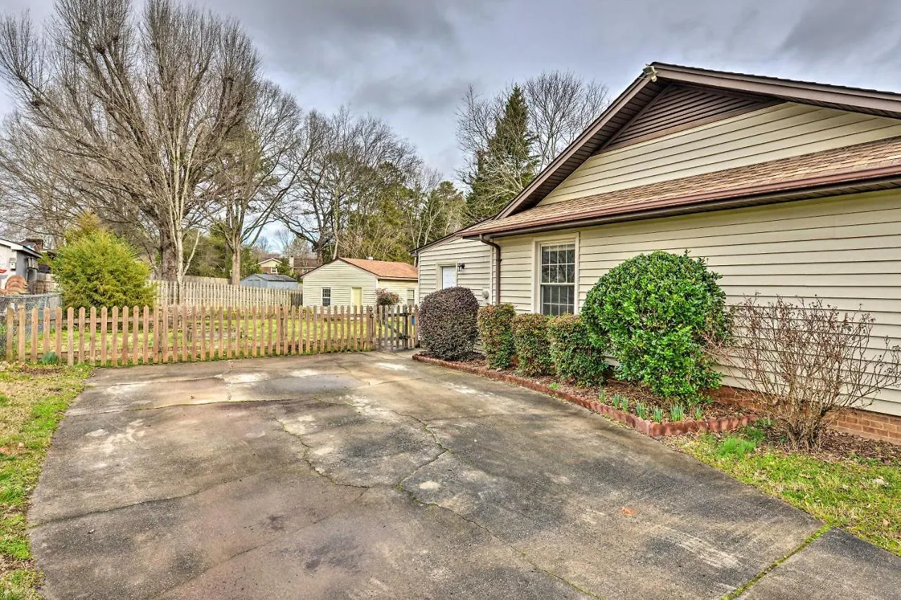 Holiday home Cozy Home With Fenced Yard Less Than 1 Mi Downtown Matthews! Charlotte