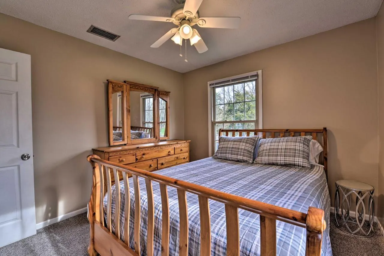 Cozy Home With Fenced Yard Less Than 1 Mi Downtown Matthews! Charlotte Holiday home
