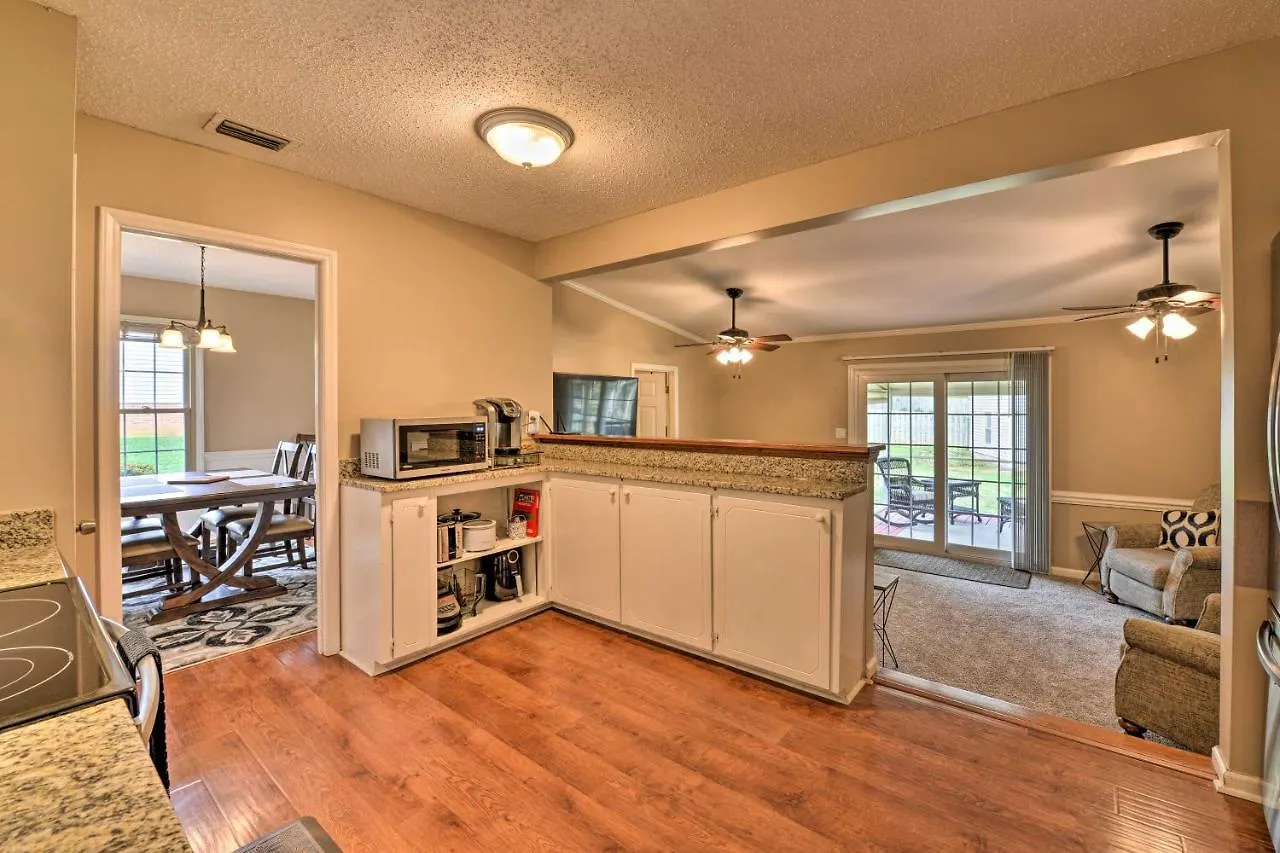 Cozy Home With Fenced Yard Less Than 1 Mi Downtown Matthews! Charlotte