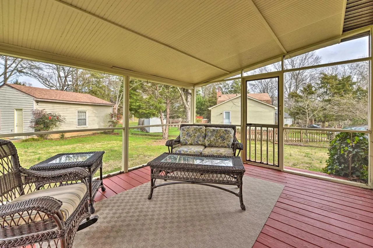 Cozy Home With Fenced Yard Less Than 1 Mi Downtown Matthews! Charlotte