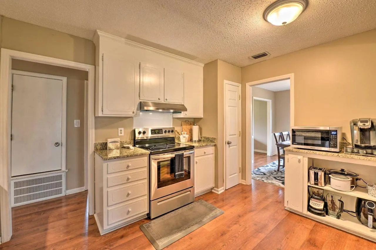 Cozy Home With Fenced Yard Less Than 1 Mi Downtown Matthews! Charlotte Holiday home