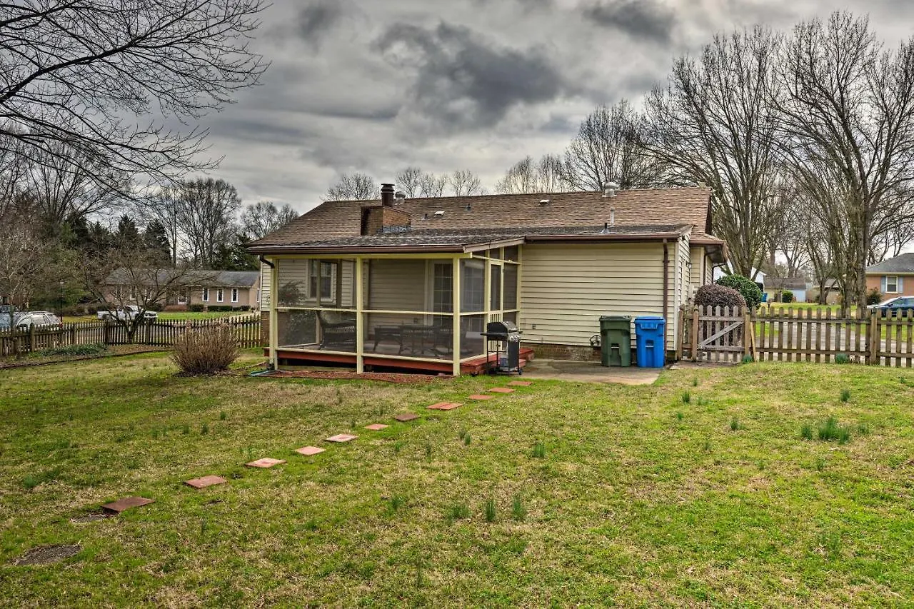 Cozy Home With Fenced Yard Less Than 1 Mi Downtown Matthews! Charlotte 0*,