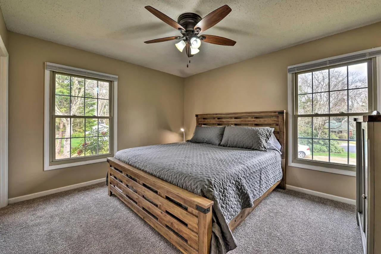 Cozy Home With Fenced Yard Less Than 1 Mi Downtown Matthews! Charlotte Holiday home