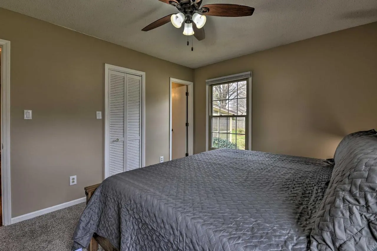 Cozy Home With Fenced Yard Less Than 1 Mi Downtown Matthews! Charlotte Holiday home
