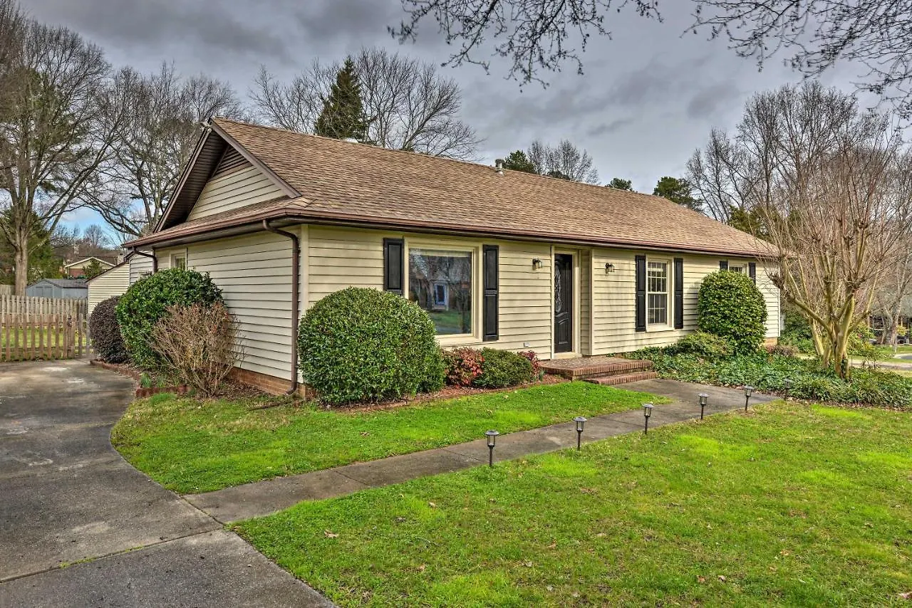 Cozy Home With Fenced Yard Less Than 1 Mi Downtown Matthews! Charlotte